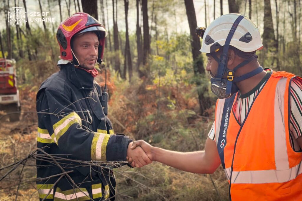 Local residents hang “thousand thanks” banner as Ukrainian firefighters help stop wildfire from reaching their French village