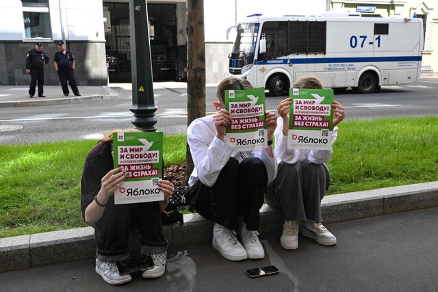 The Kremlin let Russia’s only anti-war party, Yabloko, onto the ballot to bleed protest votes. But when it started polling at 6%, the Supreme Court stepped in.