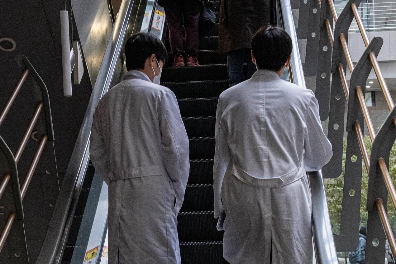 Stand on one side or both? Korea mulls nationwide escalator etiquette
