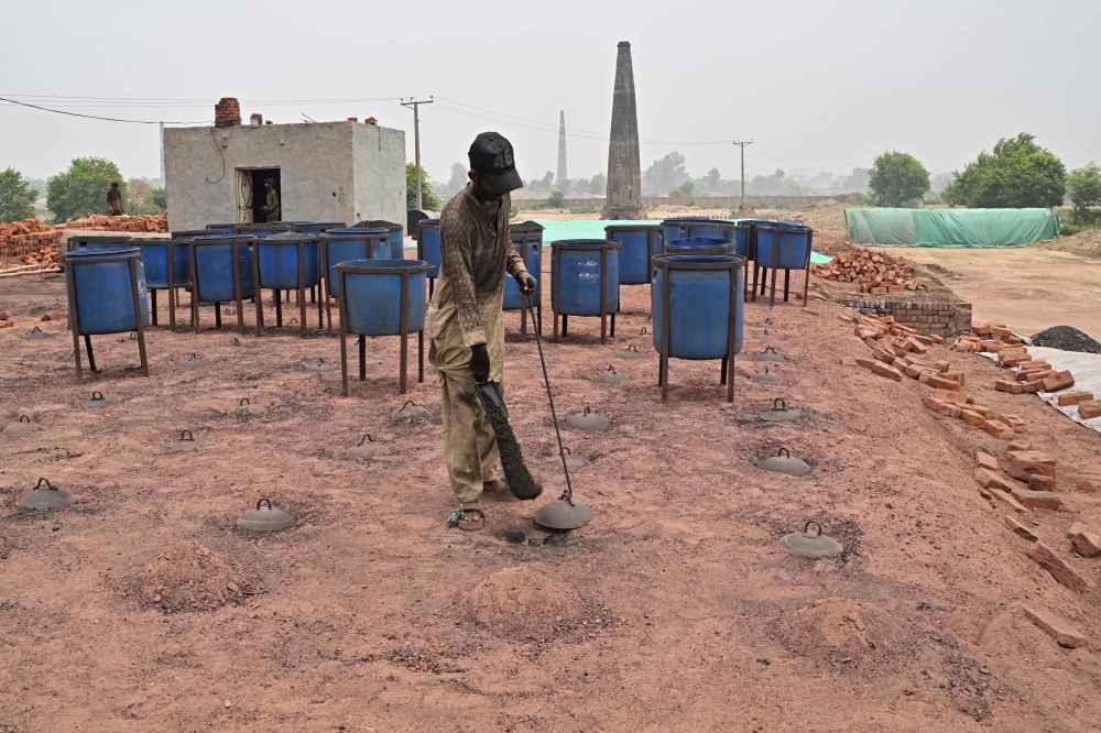 Pakistan brickmakers scorched by sun above and fire below