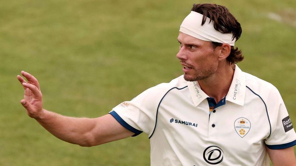 Dominant Derbyshire deepen Gloucestershire gloom