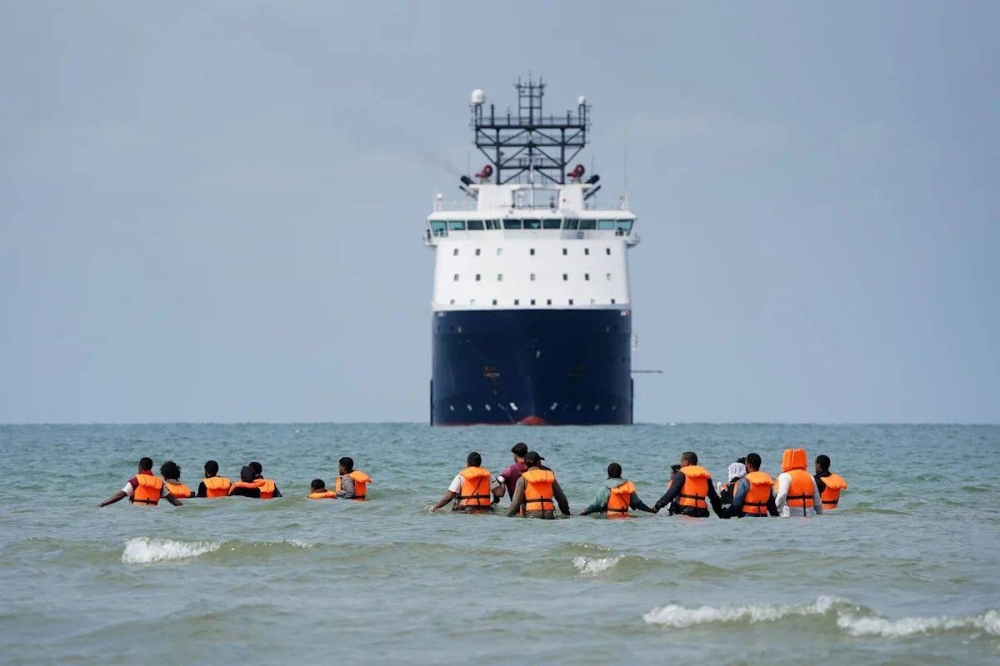 London condemns smugglers after record 230 migrants arrive