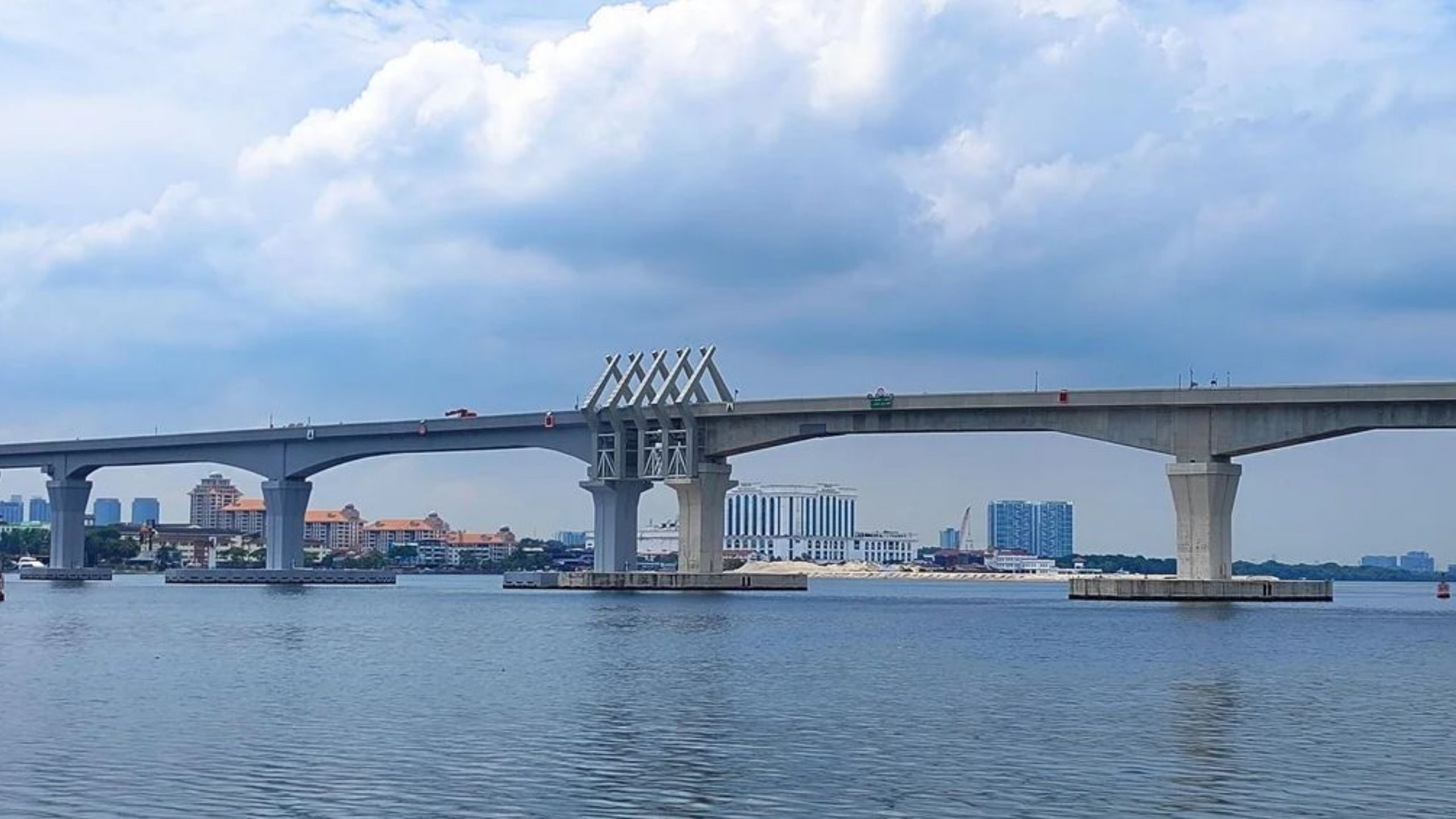 Nearly half of Singaporeans aged 35 to 44 plan to shift over S$250 monthly spending to JB as RTS Link nears