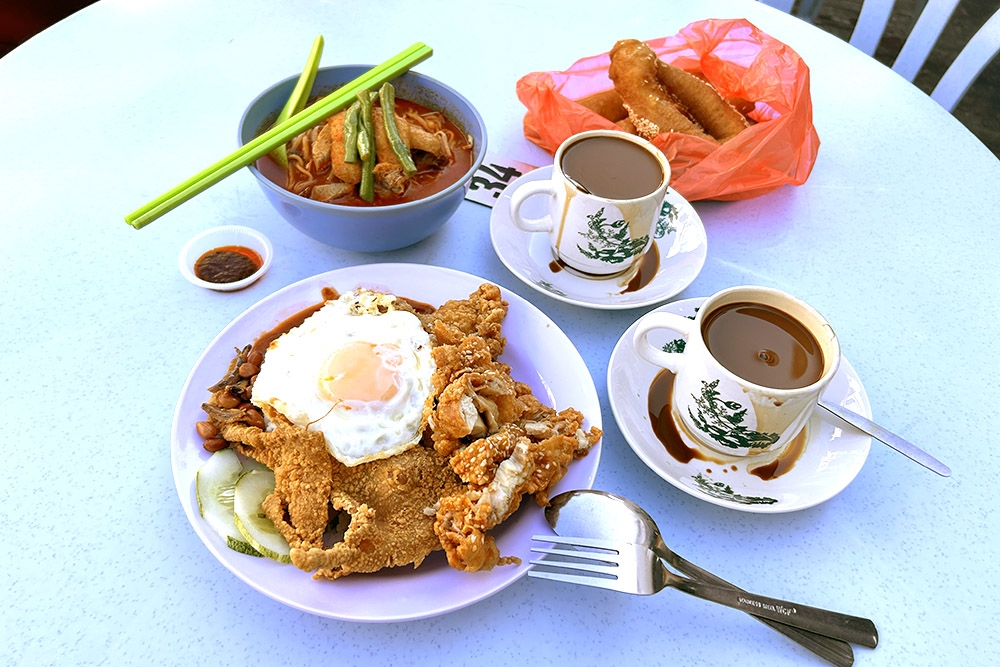 Should you dunk your ‘yau char kwai’ into ‘cham’ or curry mee? Why not both at this Kajang ‘kopitiam’