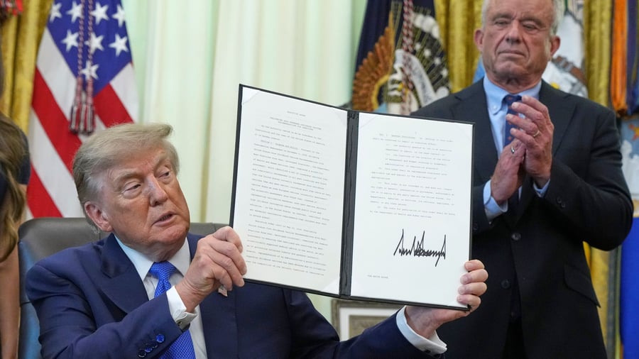 Controversial health policy: Trump cuts down vaccination recommendations for children