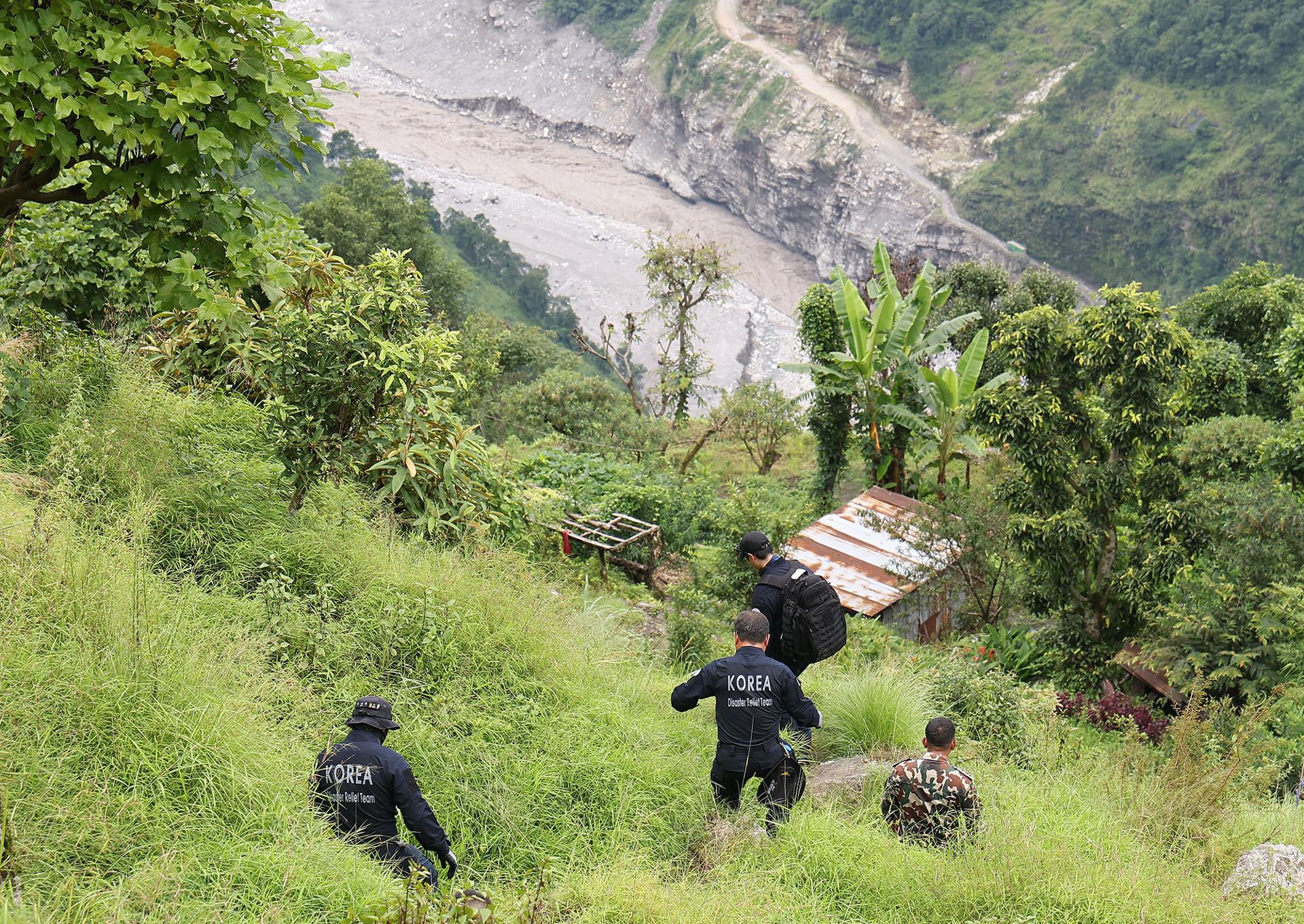 Korea steps up search for 9 missing nationals, expands humanitarian aid to Nepal