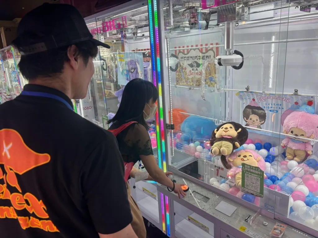 This awesome Japanese arcade chain has crane game coaches to help you win prizes