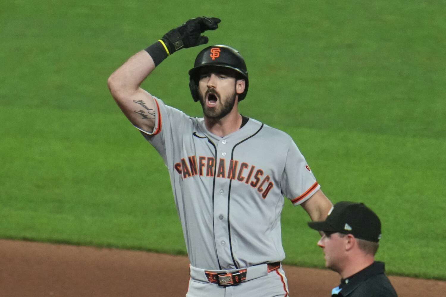 Giants bounce back with feel-good win over Pirates after crushing loss