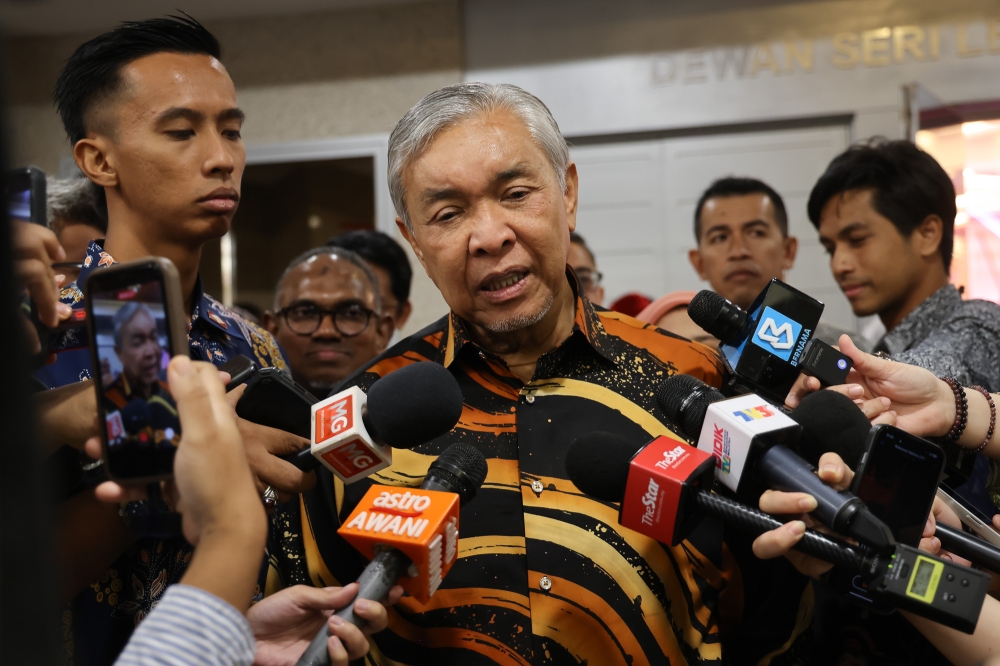 Ahmad Zahid visits Ismail Sabri at IJN, prays for former PM’s recovery