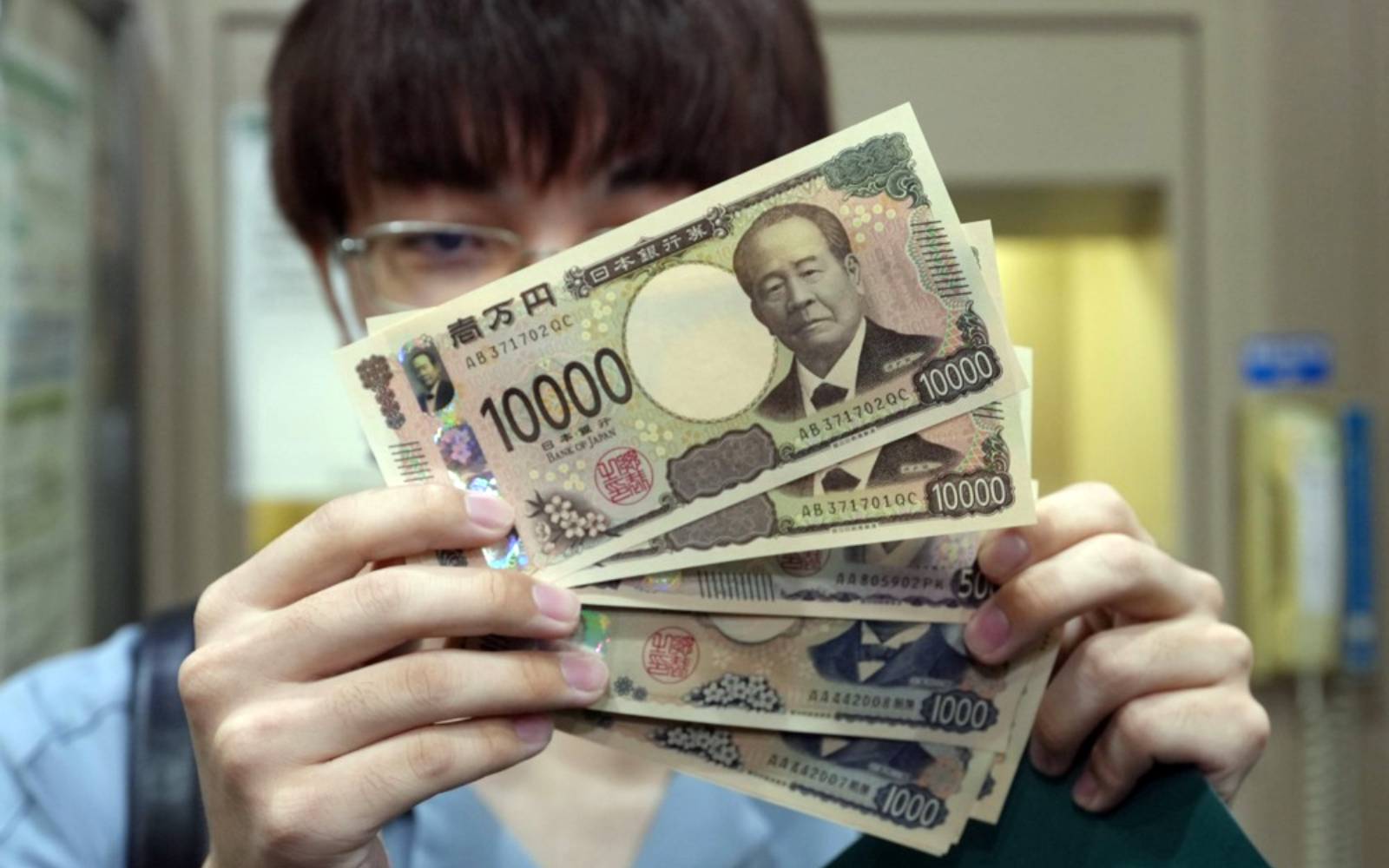 Yen steadies as intervention boost fades ahead of US data