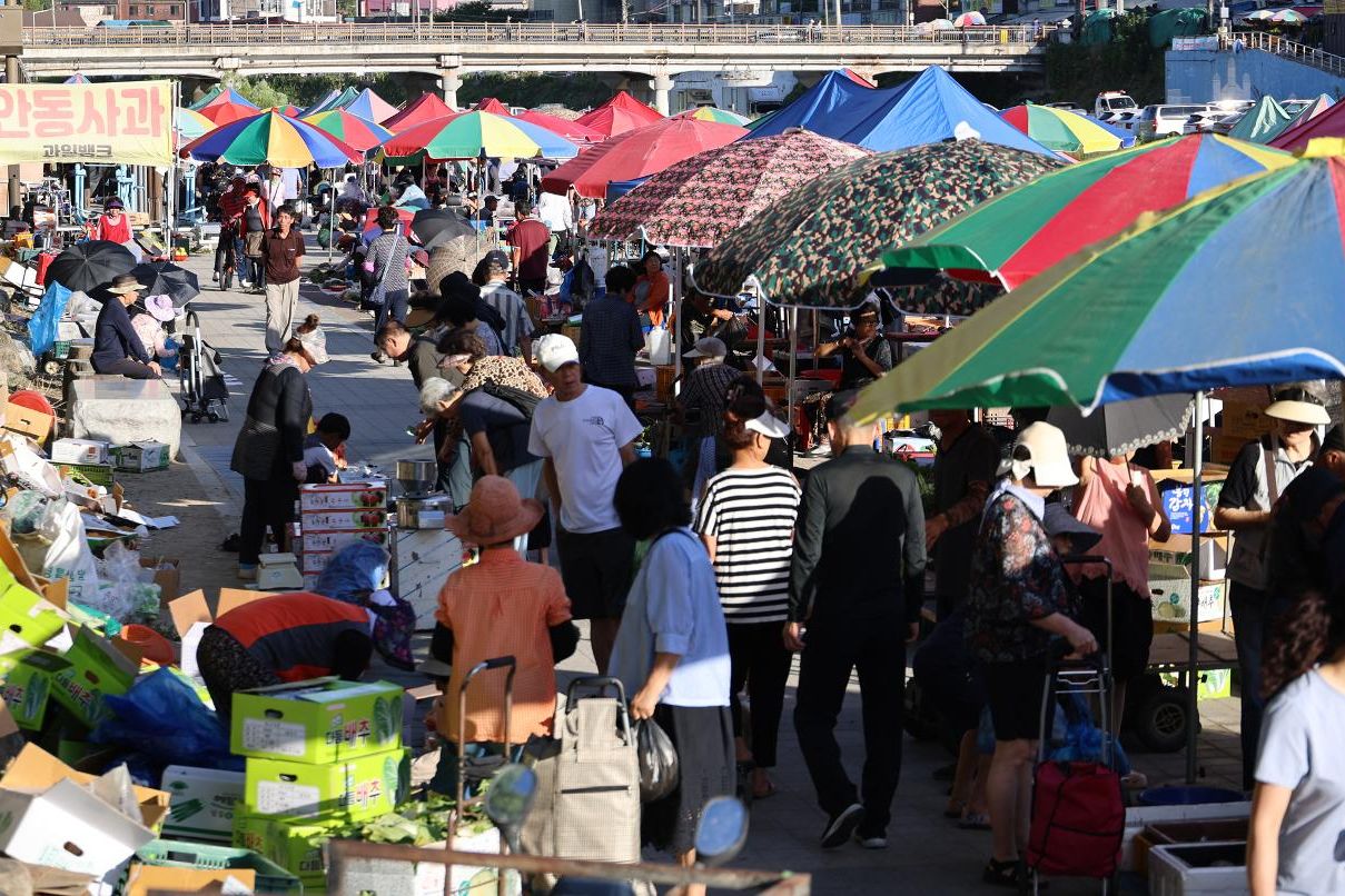 Jeonju transforms historic market into all-night cultural playground