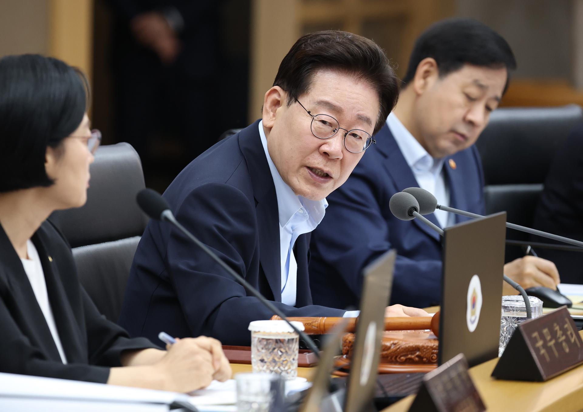Lee calls for strategic investment in future industries to secure global leadership