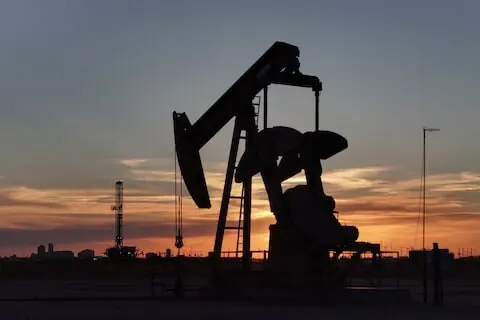Oil steadies near one-week highs as US-Iran peace deal hopes dim