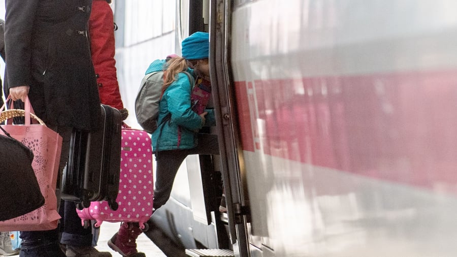 In selected ICE trains: Railways introduces supervised travel for children