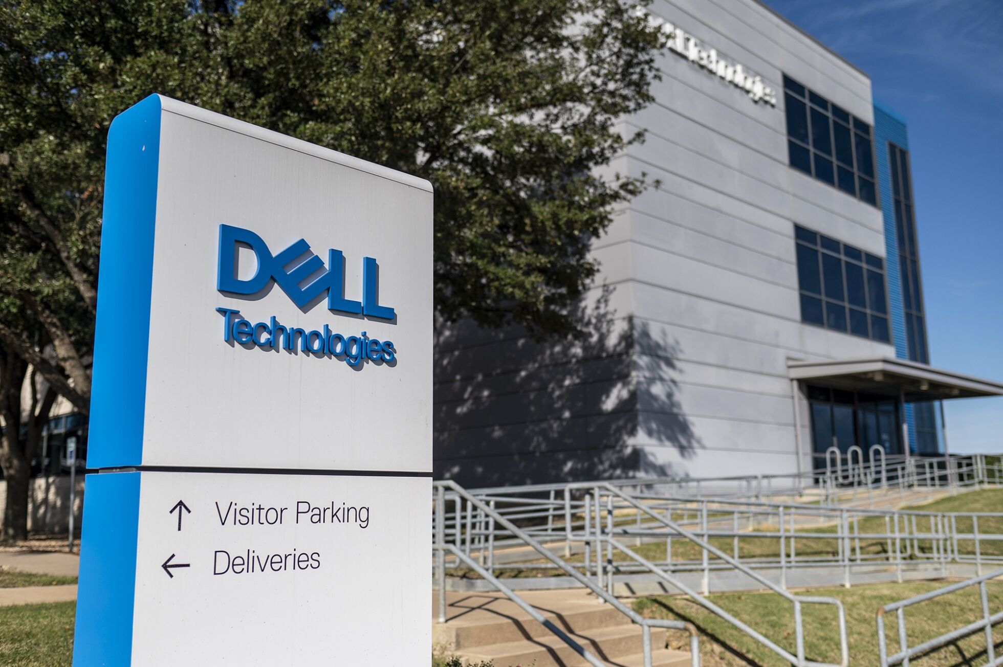 Dell Raises Annual Revenue Outlook on Strong AI Server Sales
