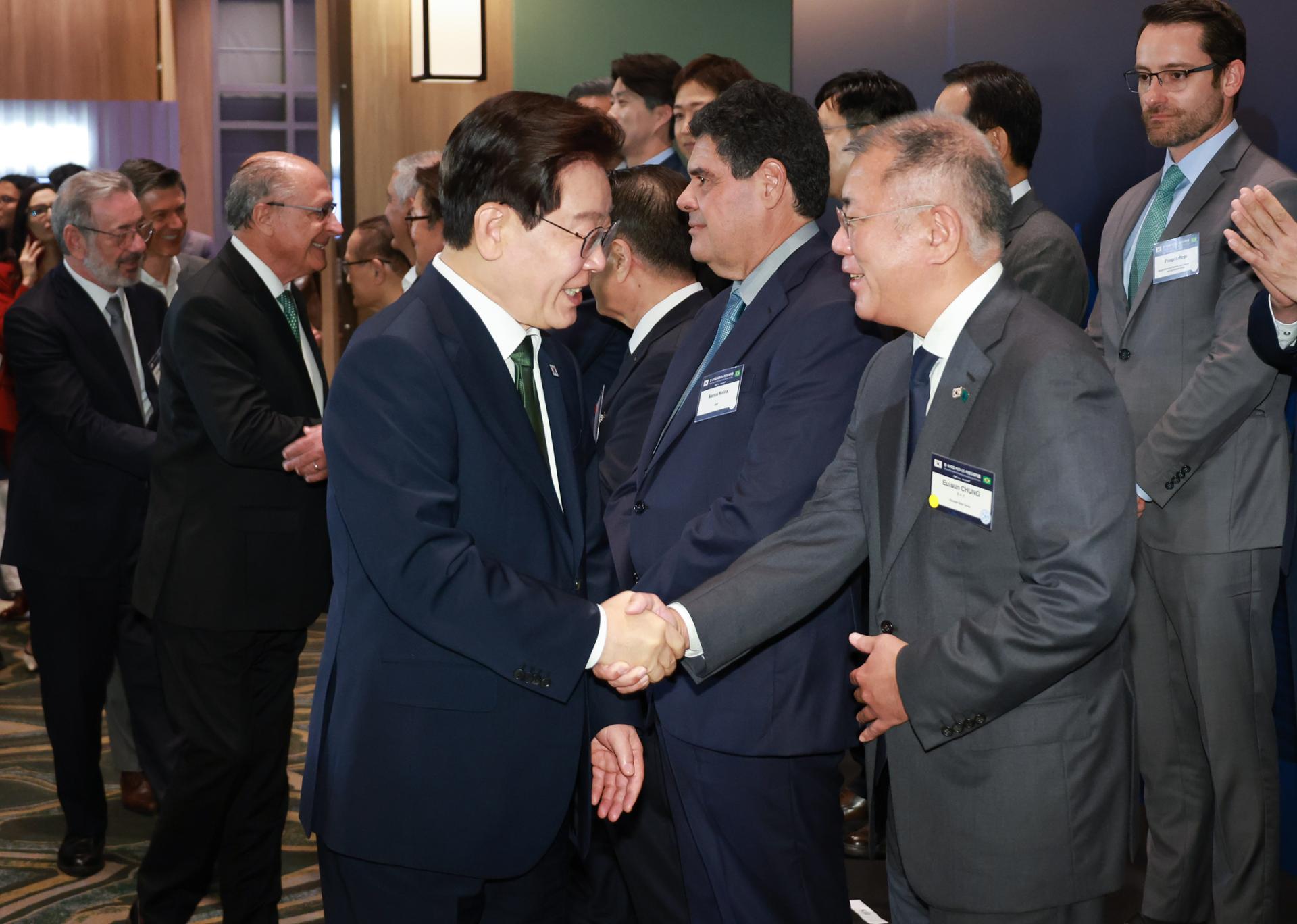 Lee meets Hyundai Motor chief for possible investment talks