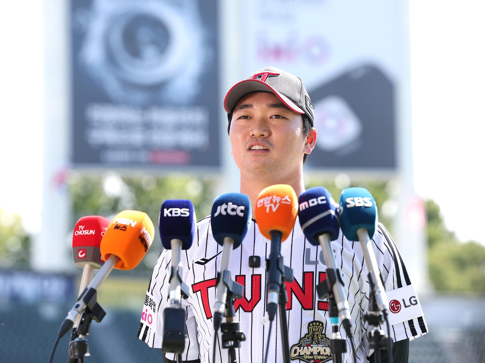 Ex-MLB pitcher Go Woo-suk trying to put aside regrets to help old team in KBO postseason push