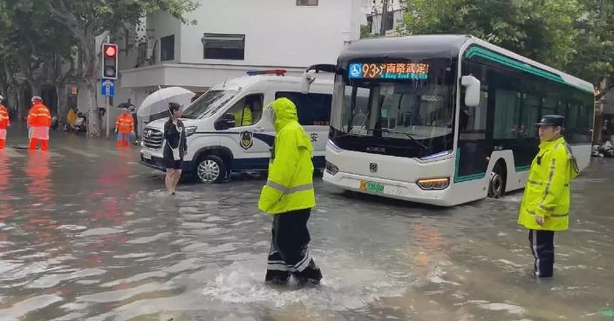 Typhoon Dolphin Paralyzes Shanghai: Flights Grounded Amid Historic Flooding
