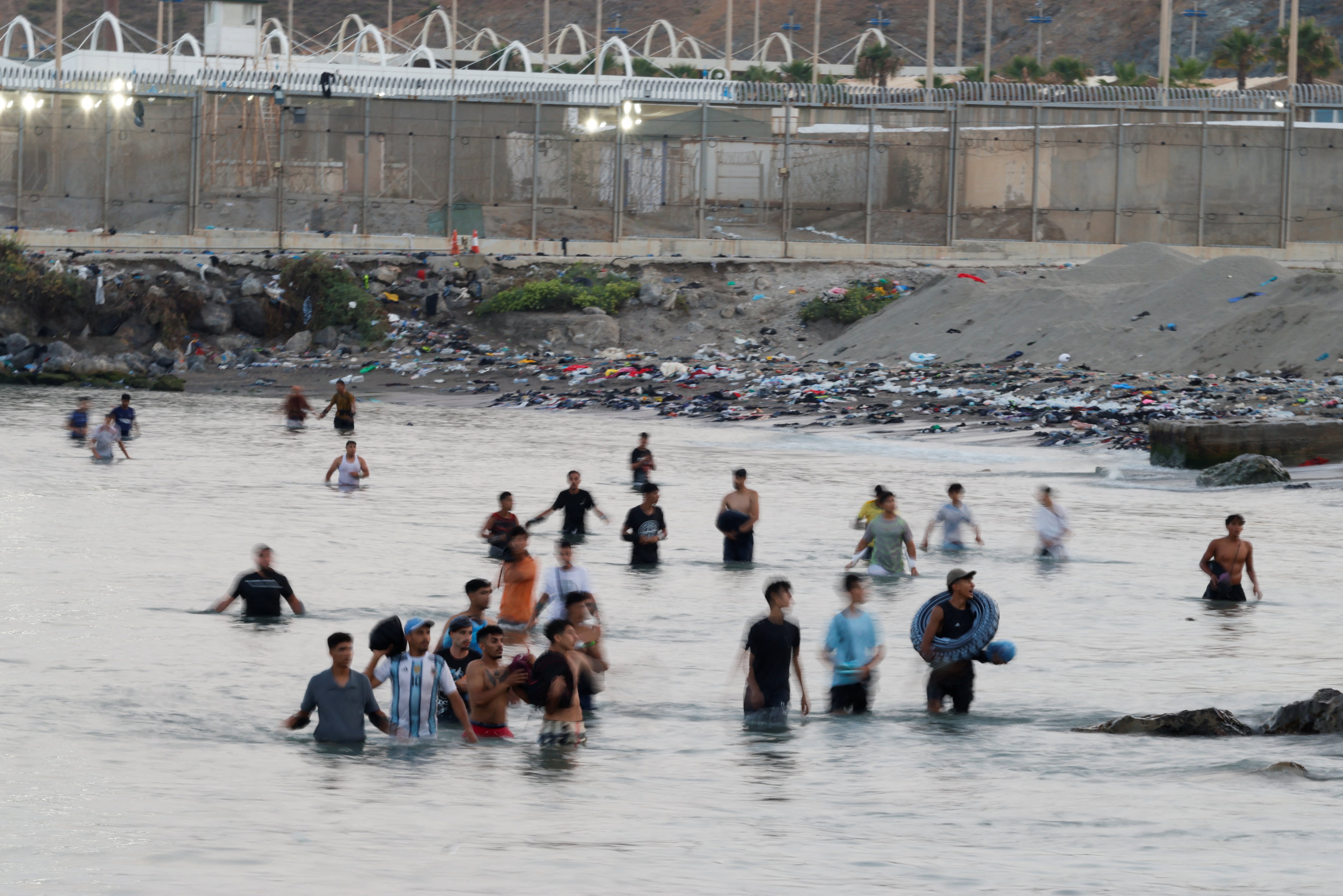 The hoaxes that triggered the migratory avalanche to Ceuta: “The door is open”
