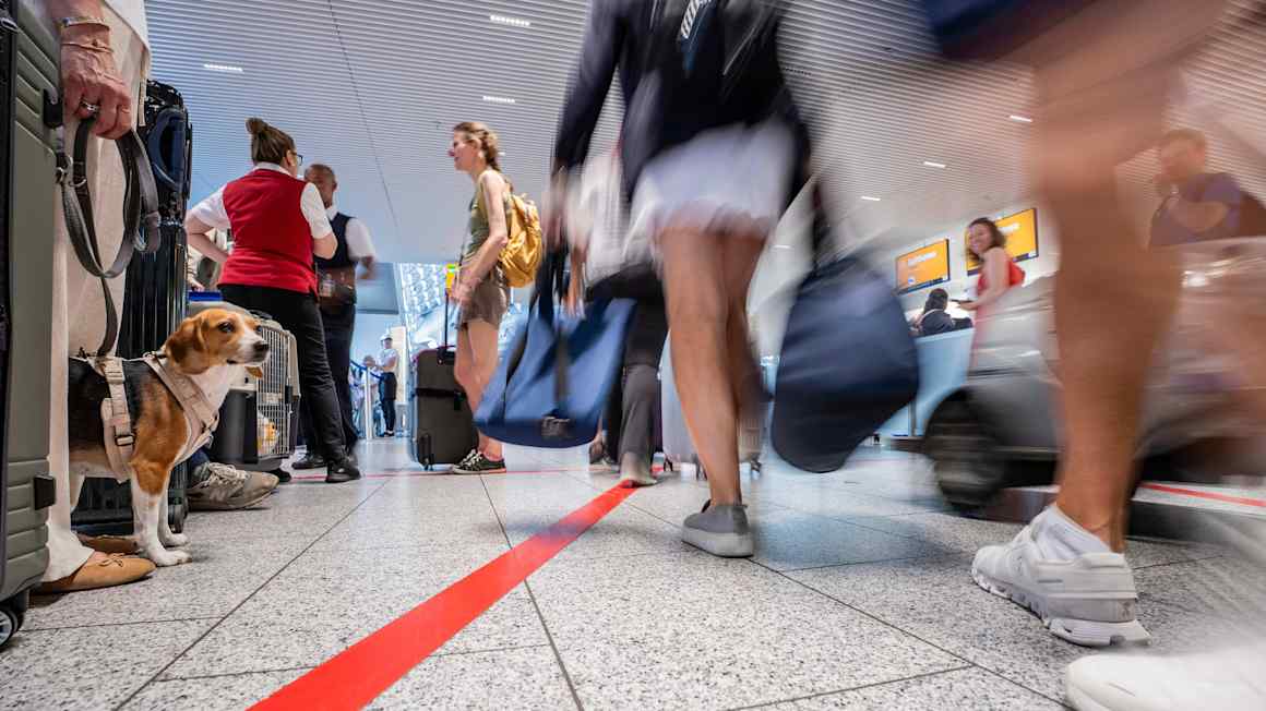 EU border checks double queues at major airports