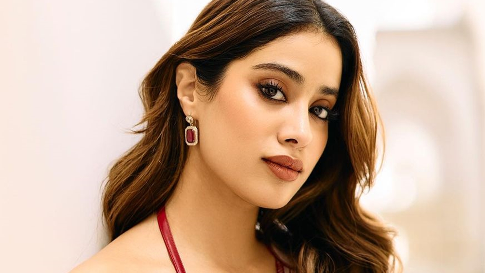 Janhvi Kapoor on ‘travel anxiety’ and missing her pets: What experts want you to know