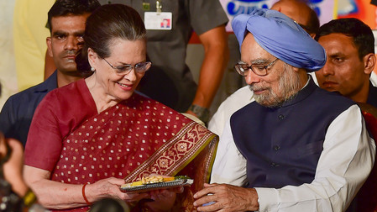 'History will remember him kindly': Sonia writes on Manmohan Singh after SC clean chit