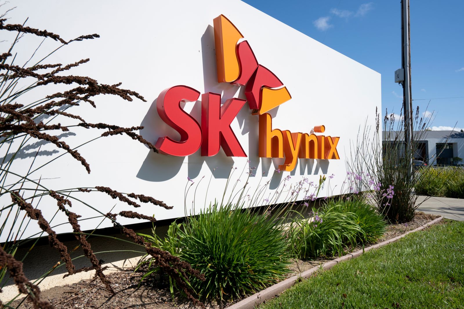 How to Play SKHY Stock as SK hynix Looks to Build a New Plant in Japan