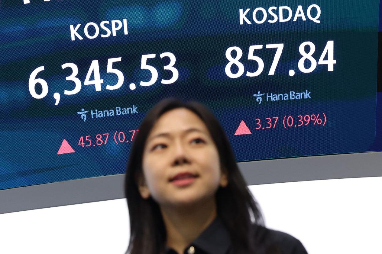 KOSPI rises slightly on strong semiconductor exports