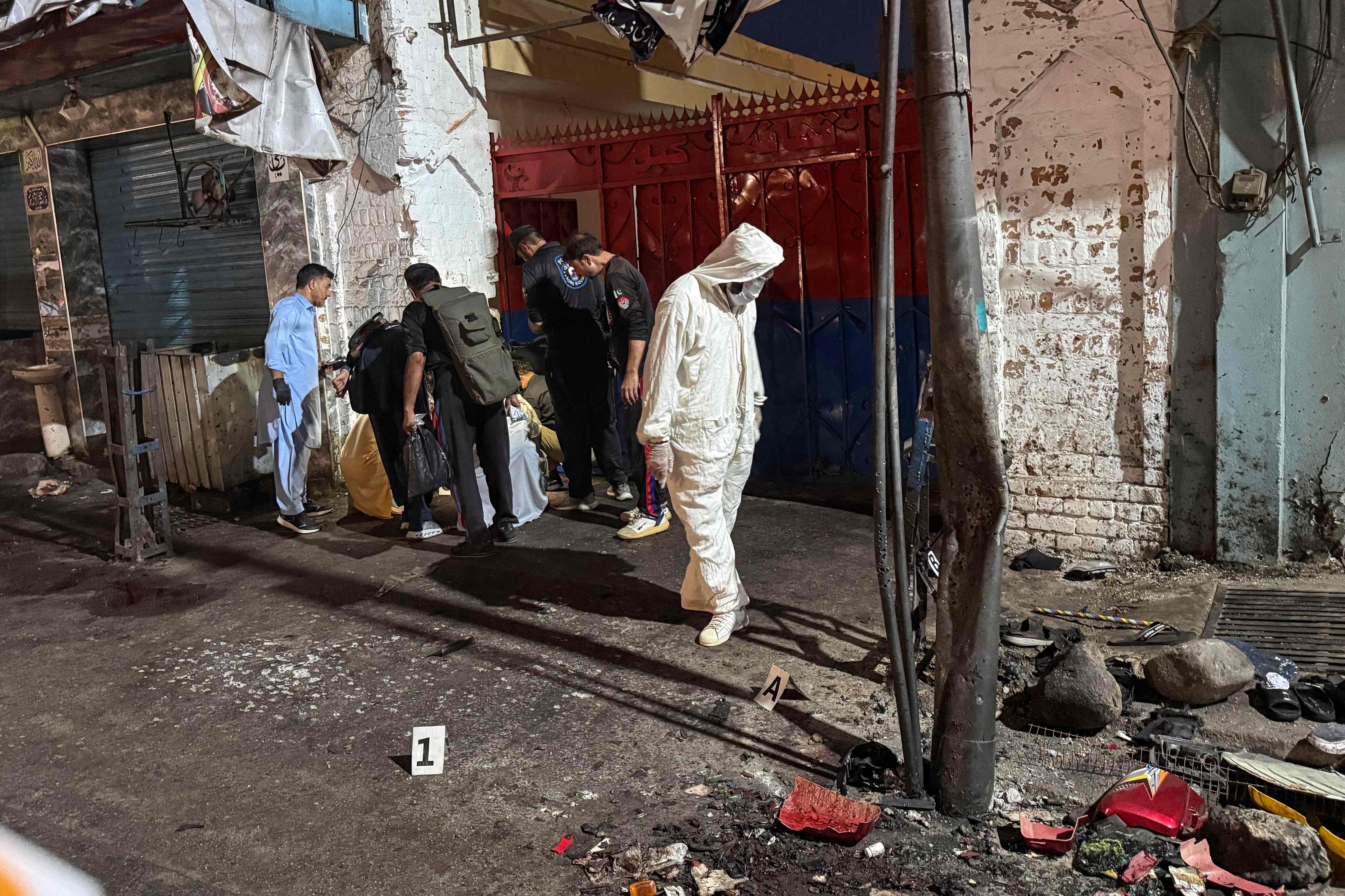 Suspected suicide bombing kills at least 14 in Pakistan