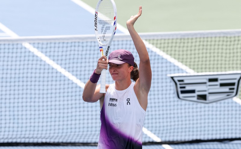 Former champ Swiatek eases into US Open third round
