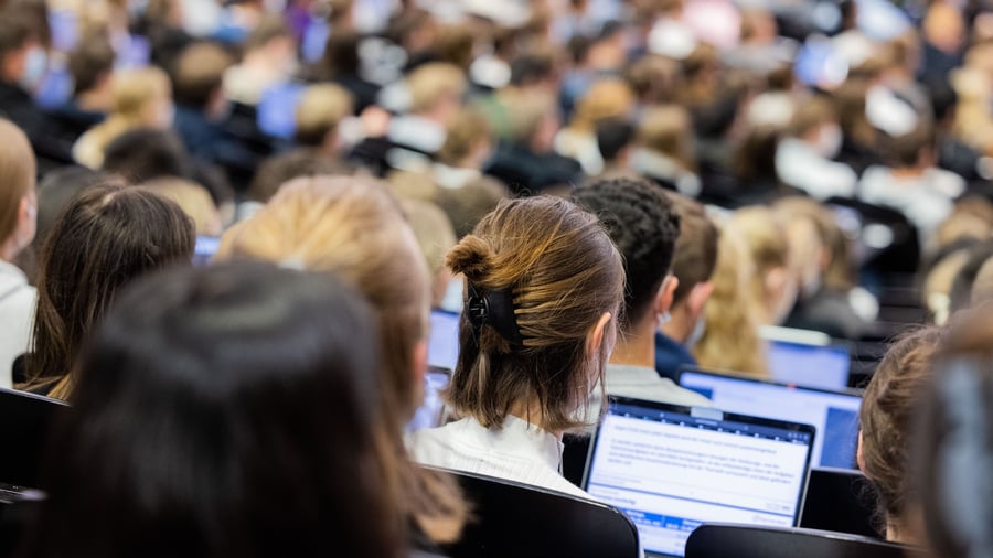 Artificial Intelligence: AI is calling career promises into question: What will an MBA be worth in the future?