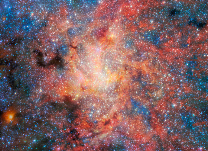 Dust and water spotted close to giant black hole