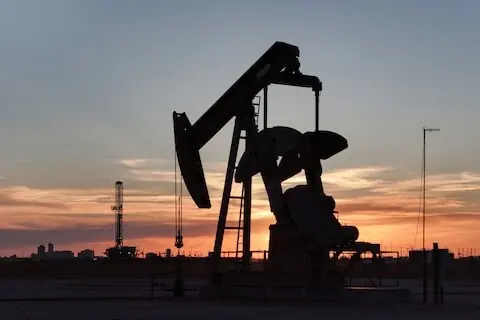 Oil set for steepest weekly gain since mid-July over intensifying US-Iran tensions