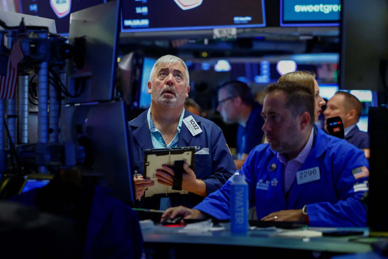 U.S. Futures Mostly Lower, Oil Price Rises on Middle East Tension