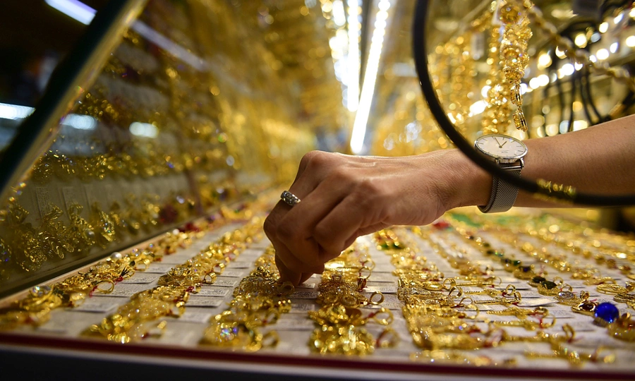 Gold prices near 3-week high