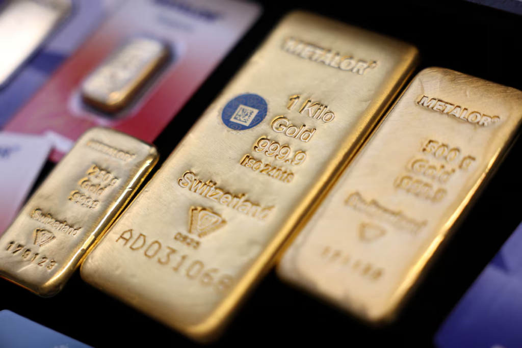 Gold holds ground with US payrolls data on radar