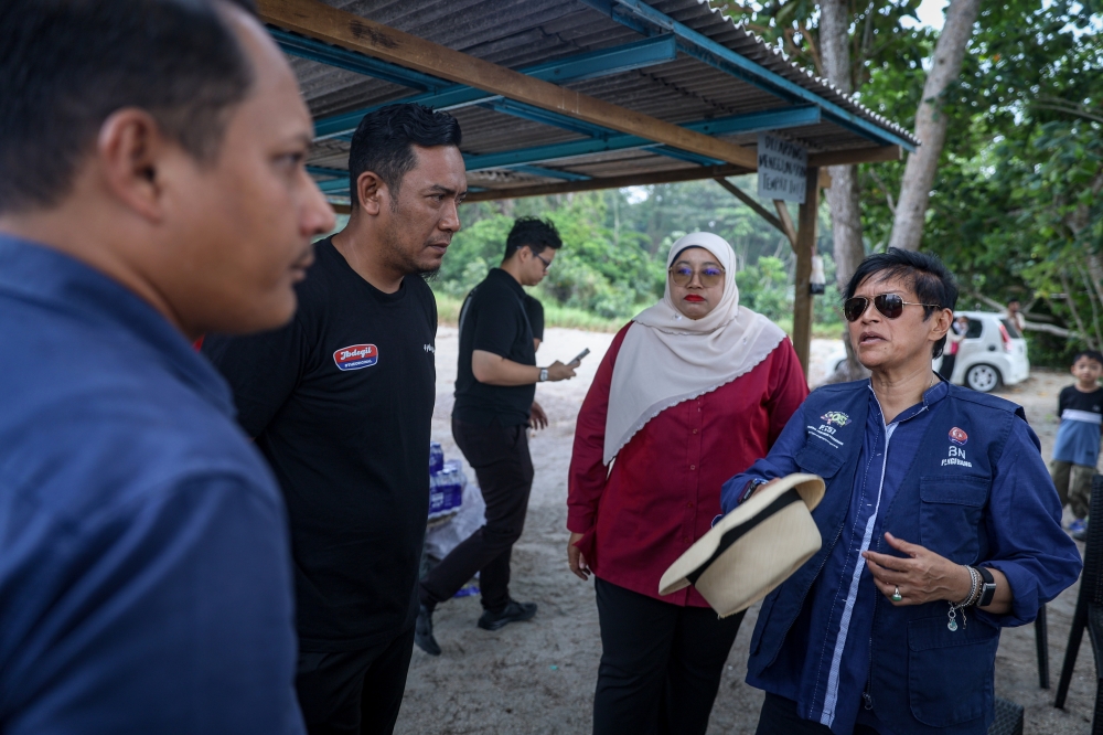 Azalina calls for red flags at Desaru beaches after three teens drown