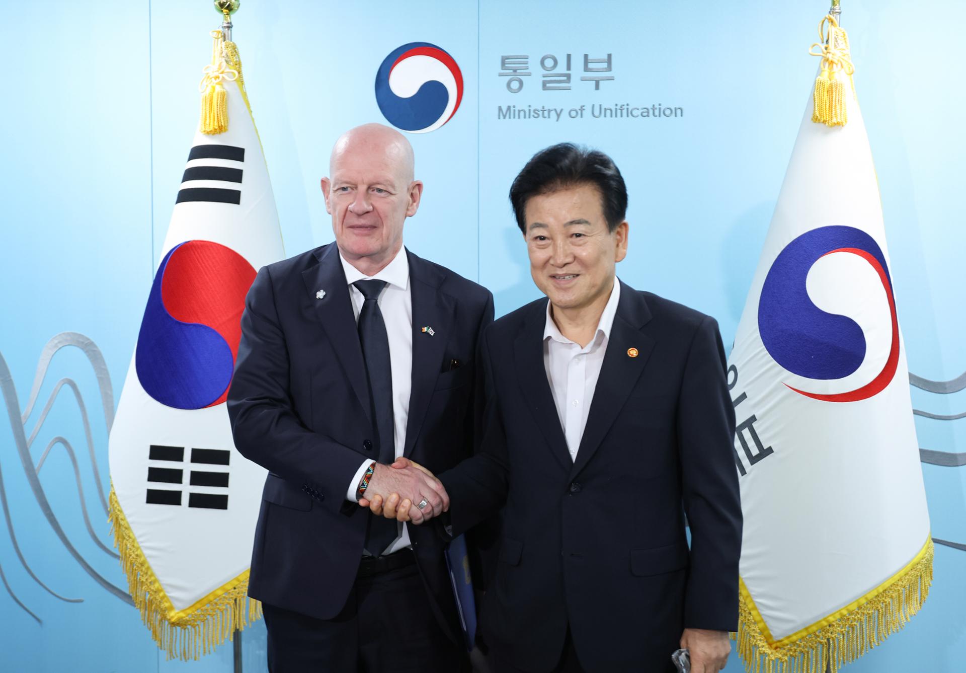Unification Minister Chung, Irish ambassador discuss peace on Korean Peninsula
