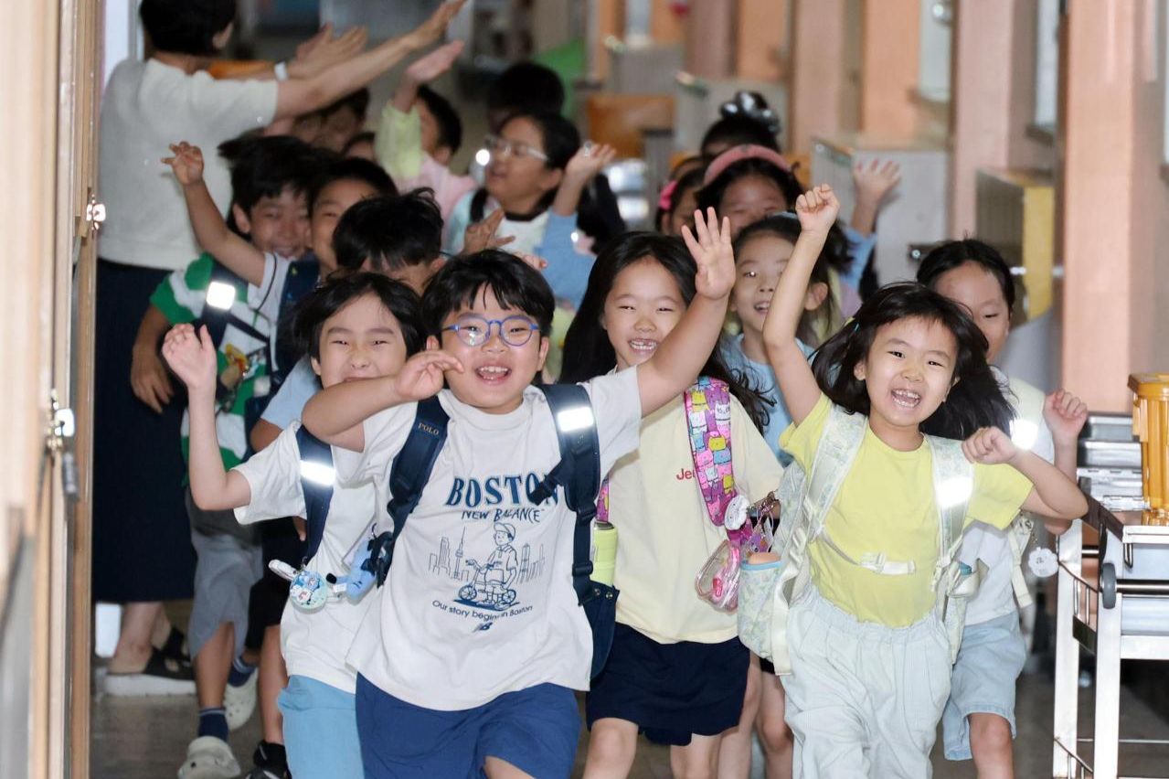 Would longer school days keep kids out of private academies? Korea weighs controversial fix