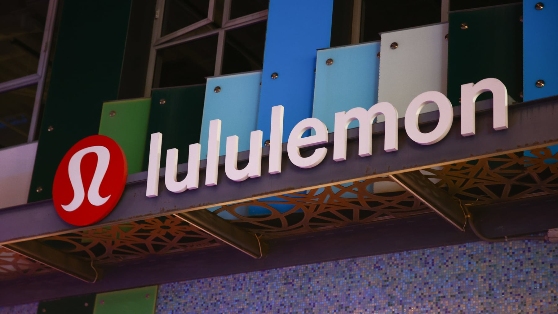 Lululemon Executive Exits as New CEO Is Set to Join