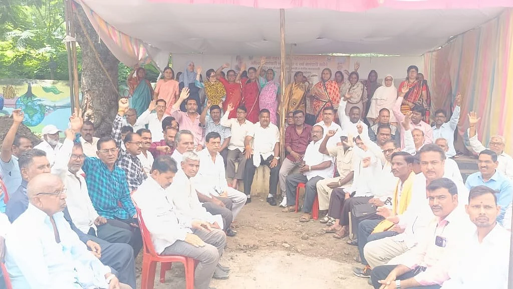 Parbhani: PMC Employees Protest Over GST Grants, Salary Arrears