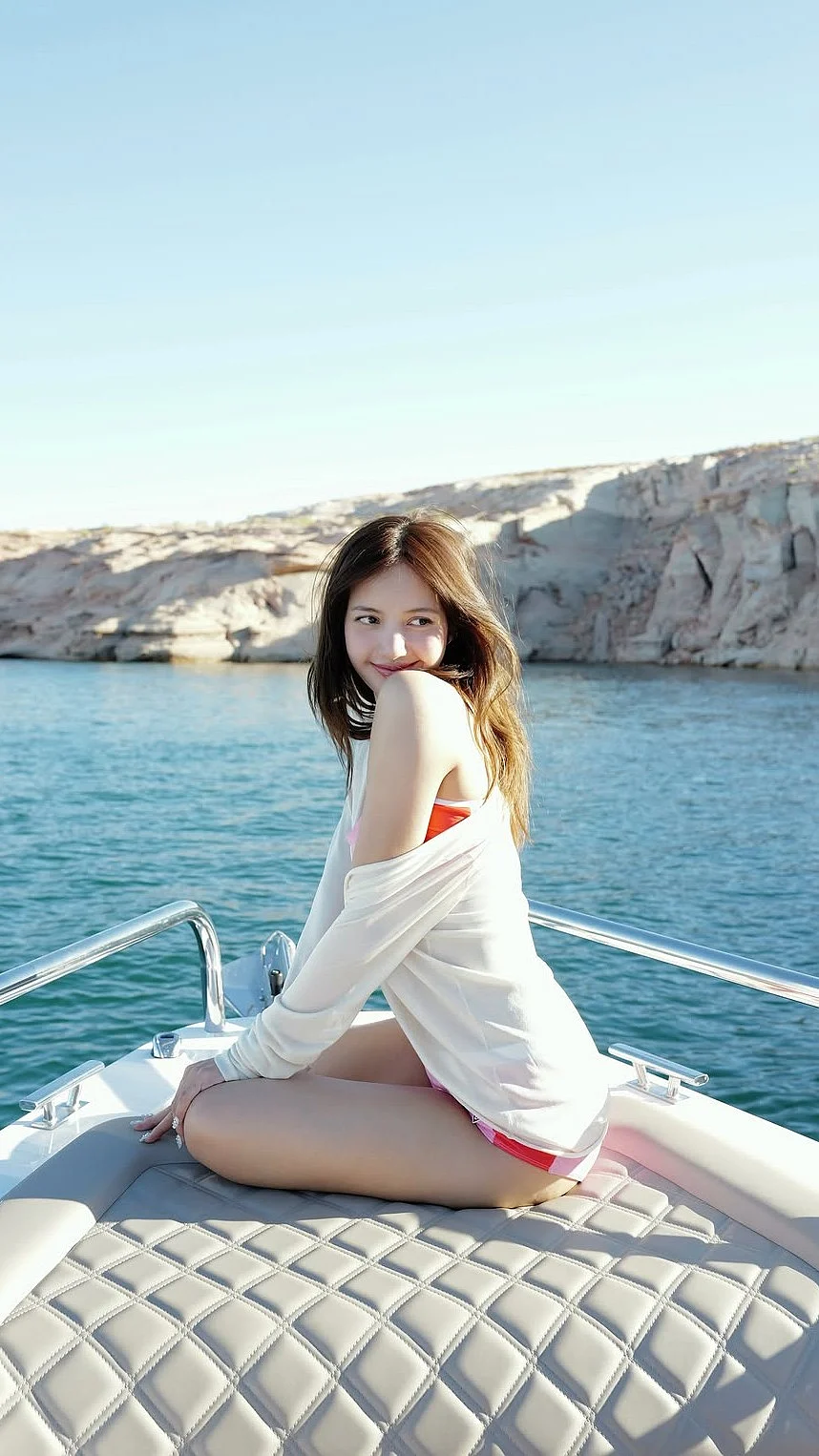 BLACKPINK’s Lisa Explores Utah In Style, From Canyon Trails To Boat Days
