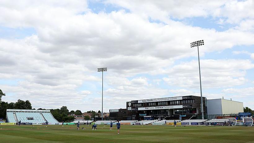 Rogers signs short-term deal with Derbyshire