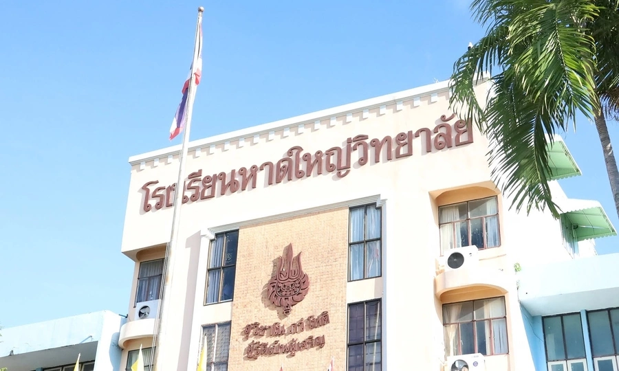 Dismissed English teacher posts firearm threat, forcing Thai school closure