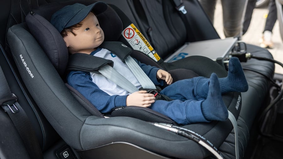 Dangerous situation: Child forgotten in car? ADAC tests warning systems