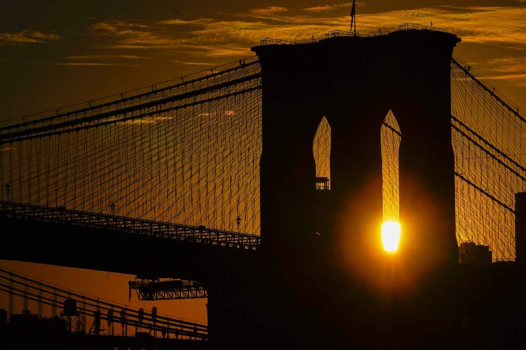 Police fatally shoot knife-wielding man on Brooklyn Bridge