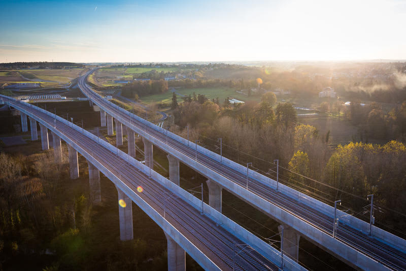 This fund manager tunes out AI hype to flag the infrastructure stocks to buy now. Think roads, water and telecom towers.