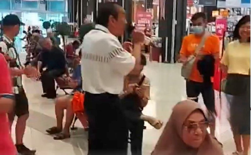 #SHOWBIZ: 'This is Malaysia': Leslie Cheung song sparks spontaneous 'dance party' at Ipoh mall