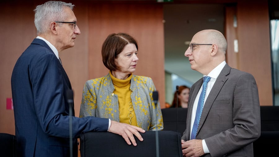 BND and Verfassungsschutz: Cabinet wants to allow intelligence services active defense