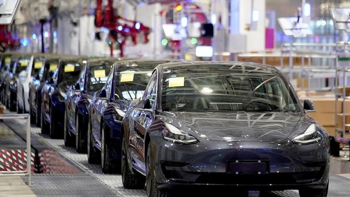 Tesla recalls 20,000 vehicles in US over headlight brightness issue